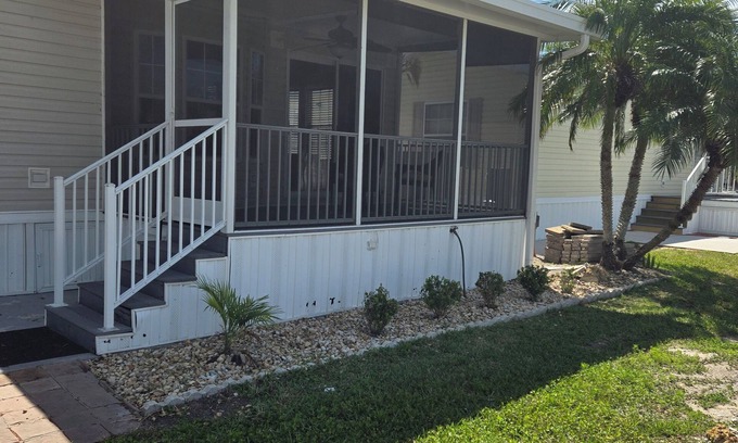 Iona House | Cozy beach cottage.just a few miles from Ft Myers, Sanibel and Bunche beaches