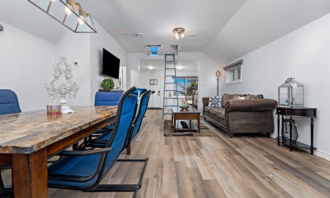 Crystal Beach House | Cozy beach cottage minutes from beach!