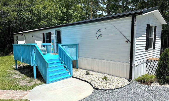 Hampstead House | Cozy Beach Home w/Fire Pit, Grill & Outdoor Swings—8 min from Surf City Pier!