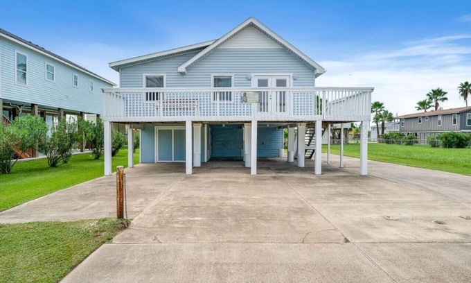 Galveston House | Cozy beach house next to Sea Isle Marina with game room
