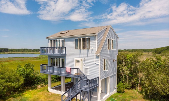 Fairhaven House | Cozy Beach House with 270° Spectacular Views