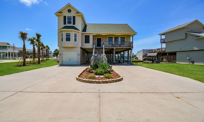 Terramar Beach House | Cozy beach retreat: Fish, play, swim, relax!
