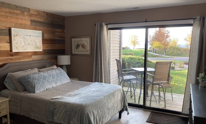 Acme Condo | Cozy Beachfront Condo on the Bay