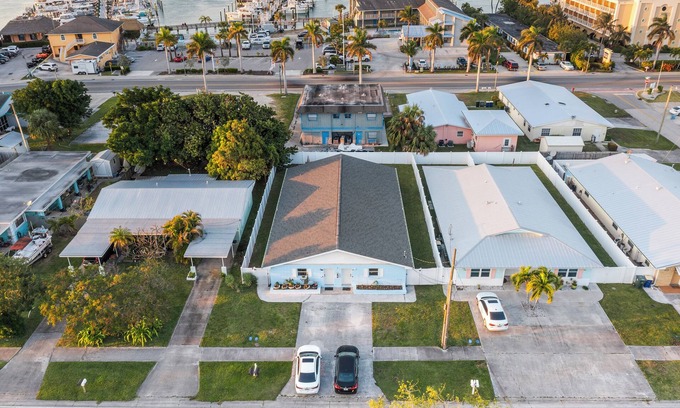 Fort Pierce House | Cozy Beachside Escape with Spacious Backyard & Modern Furnishings