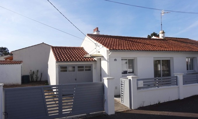 La Faute-sur-Mer House | Cozy Beachside Villa with Enclosed Garden, Near Town Center - La Faute-sur-Mer