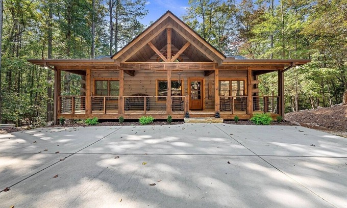 Ellijay Cabin | Cozy Bear Cabin, 2/2, HOT TUB, Pet Friendly, Coosawattee River Resort, fenced