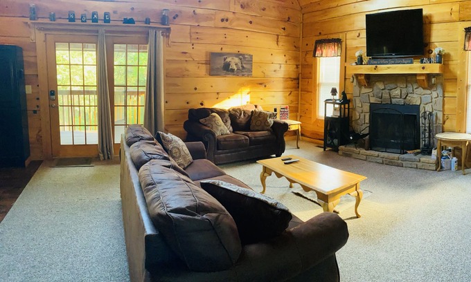 Sevierville Cabin | Cozy Bear Cabin near Gatlinburg & Smoky Mtns - NO CLEANING FEE