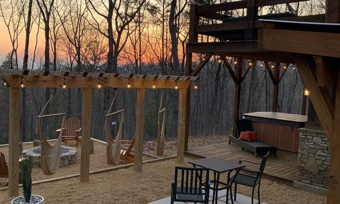 Morganton Cabin | Cozy Bear Lodge Log Cabin, Big Green Egg, Outdoor Grill Station, Hot Tub grotto