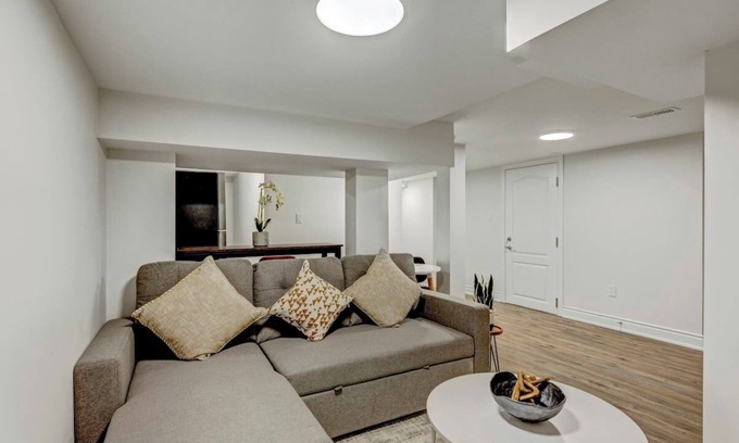 Central Erin Mills Apartment | Cozy & beautiful apartment in peaceful Mississauga w/kitchenette, WiFi, AC & TV.