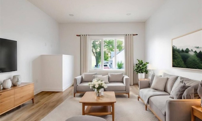 Winnipeg House | Cozy beautiful family-sized home for your vacation