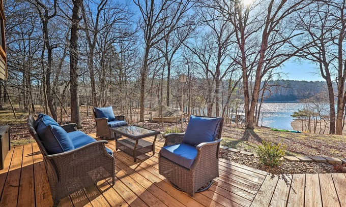 Powell Cabin | Cozy Beaver Lake Cabin w/Waterfront View & Kayaks