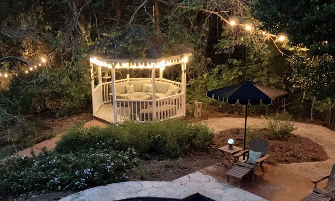 Smithville Bed & Breakfast | Cozy bed & breakfast in peaceful Smithville with pool, lake, waterfall & gardens
