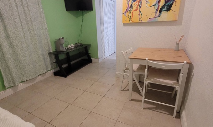 Flagami Apartment | Cozy bedroom near coral gables