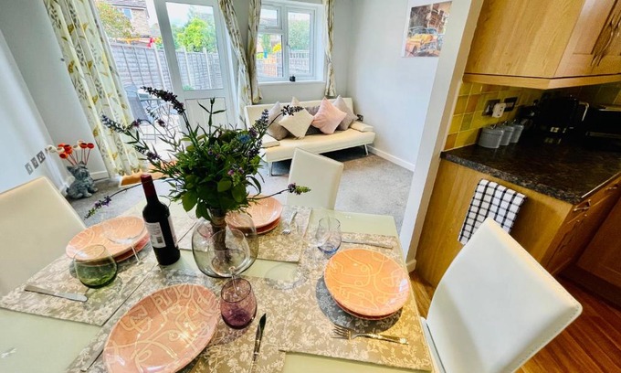 Bicester Apartment | Cozy Bicester Village townhouse with garden