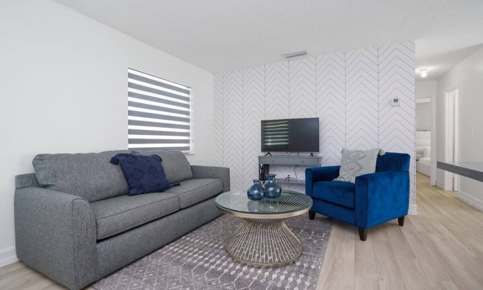 Cutler Bay House | Cozy Blue Door Duplex, Central in Cutler Bay