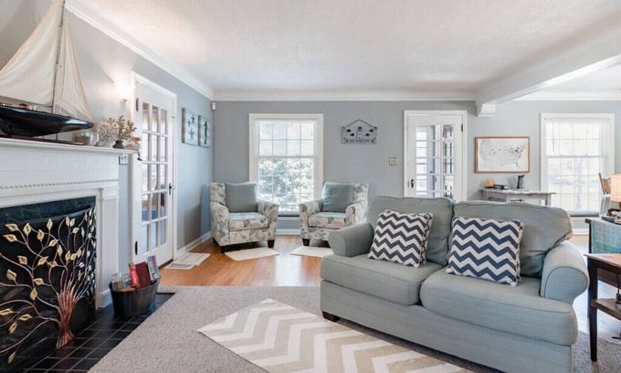 Cleveland House | Cozy Blue House on the Shores of Lake Erie