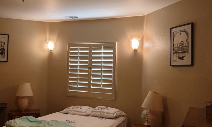 South Redlands House | Cozy Blue Room in a house in quiet Redlands with WiFi, AC, heater, laundry, etc