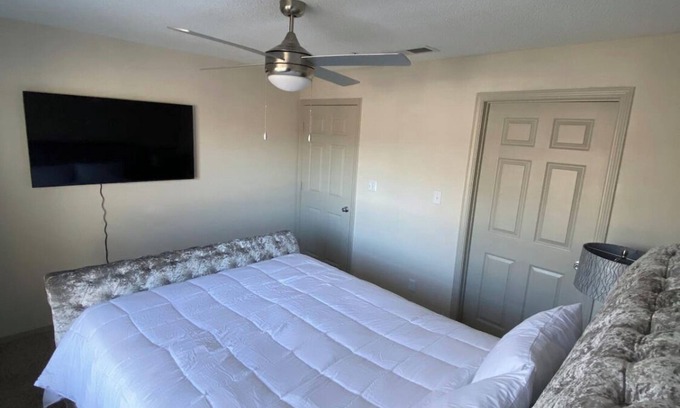Morrow House | Cozy Blues Stay W/FREE parking!