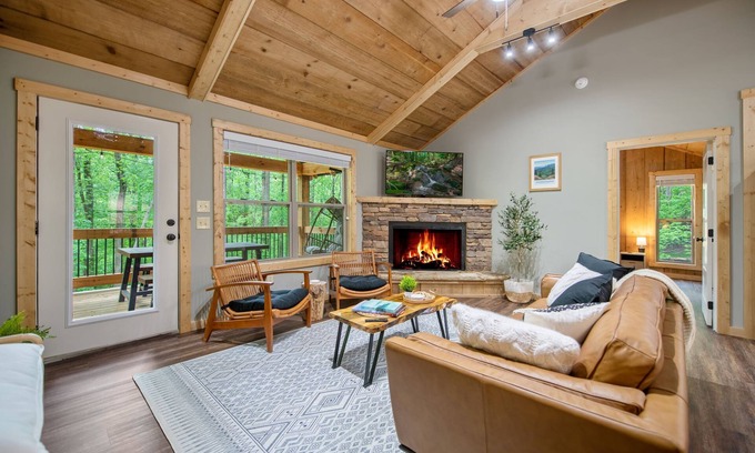 Ellijay Cabin | Cozy Boho Cabin with Hot Tub and Resort Amenities Access