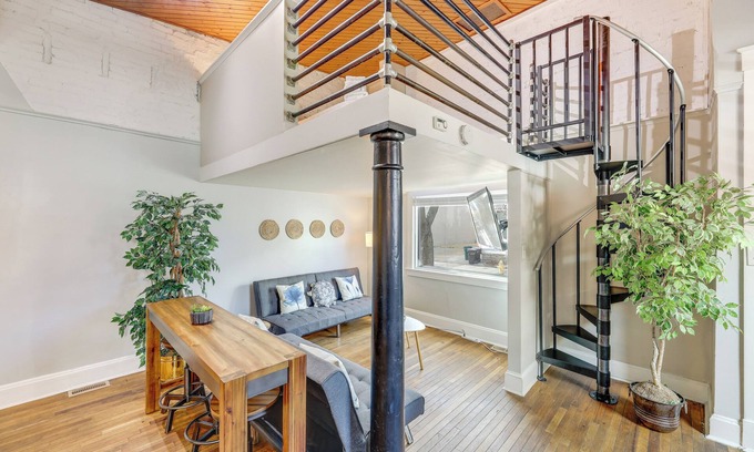 Clifton Heights House | Cozy Boho-Chic Loft ~ 2 Mi to Downtown Cincinnati