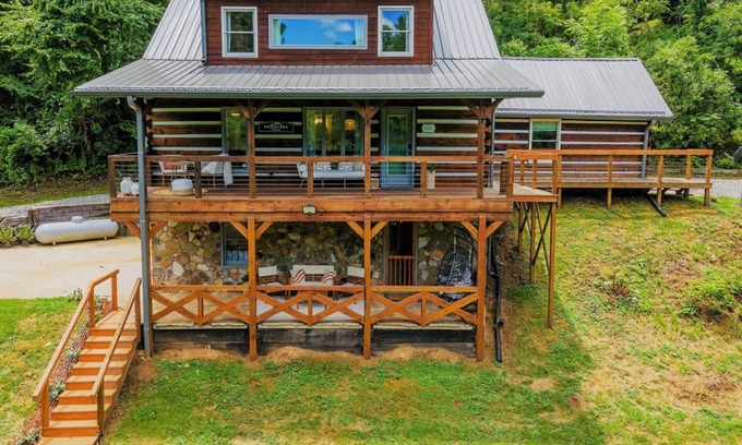 Canton Cabin | Cozy Boho Log Cabin 20 mins to AVL with Hot tub-Game room-Creek-Firepit-Hammock