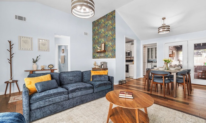 Savannah House | Cozy Boho Sunroom - Private Pool - Game Room - Near Downtown & Tybee