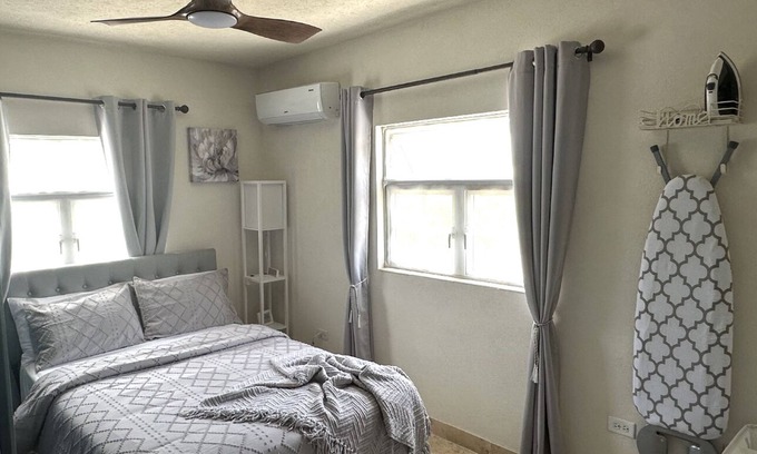 Fortescue Apartment | Cozy & breezy 1-bedroom apartment perfect for nomads, a couple or solo traveler.