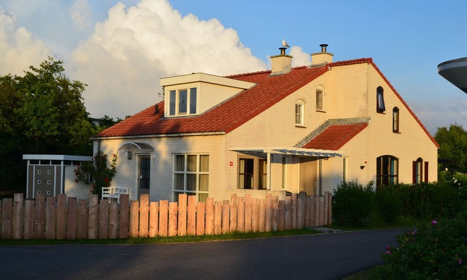 De Cocksdorp House | Cozy, bright bungalow; pool and WLAN included. De Cocksdorp, Roggeslootweg(441)