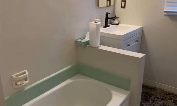 North Hollywood House | Cozy Bright Corner Home: Near Universal Studios