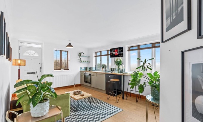 Woodingdean Apartment | Cozy Brighton Getaway | Nature Trails & Parking