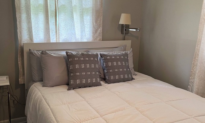 Bristol Apartment | Cozy Bristol Jungalow Apartment- 2 blocks from King College - 2 bd/1 bath