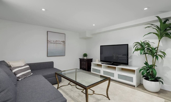 Dunbar House | Cozy BSMT suite Near UBC, Kits, and DT