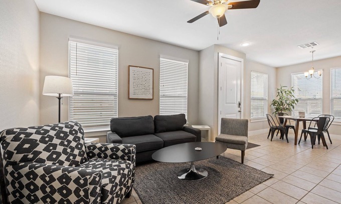 Georgetown House | Cozy & Budget Friendly 3/2.5 Townhouse with a Private Yard in East Georgetown!