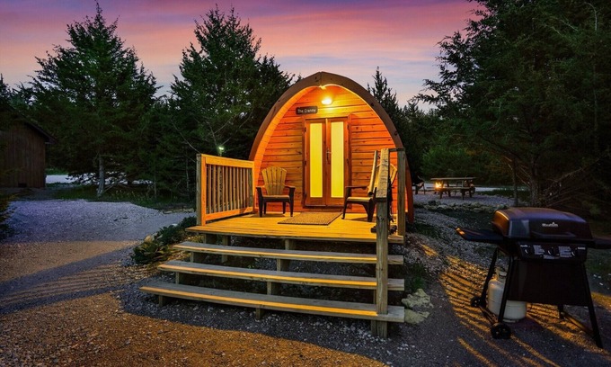 Ashland Cabin | Cozy Bungalow Cabin Sleeps 2 with Double Bed. Quaint and Pet Friendly!