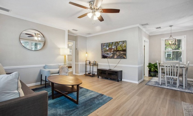 Murray Hill House | Cozy Bungalow, Fenced Yard, Small Pup Friendly, BBQ, Gazebo, Close to Downtown, Walk to Restaurants