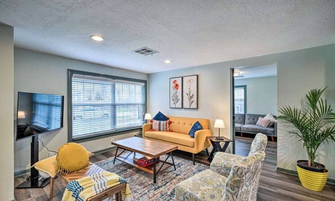 Shady Acres House | Cozy Bungalow Home, The Heights, 6 miles to Downtown!