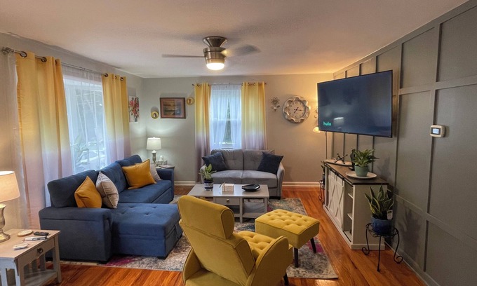 Spring Hill House | Cozy Bungalow in a quiet neighborhood