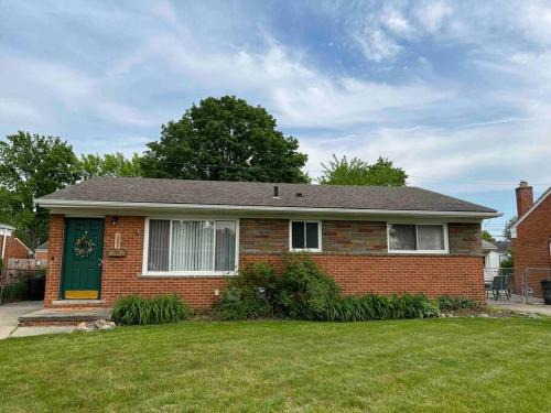 Madison Heights House | Cozy Bungalow in Madison Heights