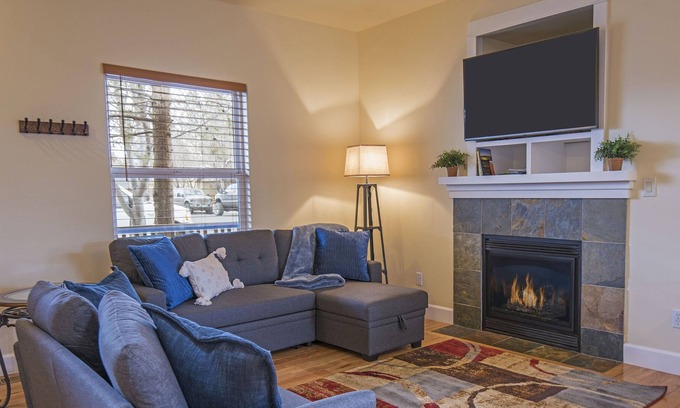 Old Farm District House | Cozy bungalow - minutes from downtown & Old Mill district