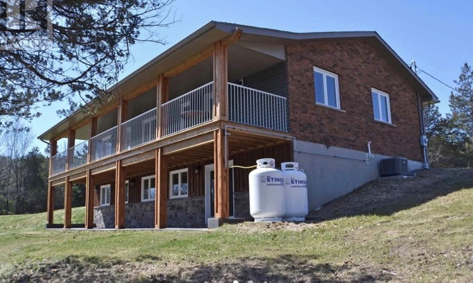 Greater Napanee House | Cozy Bungalow Nestled atop North Shore Hay Bay, Napanee