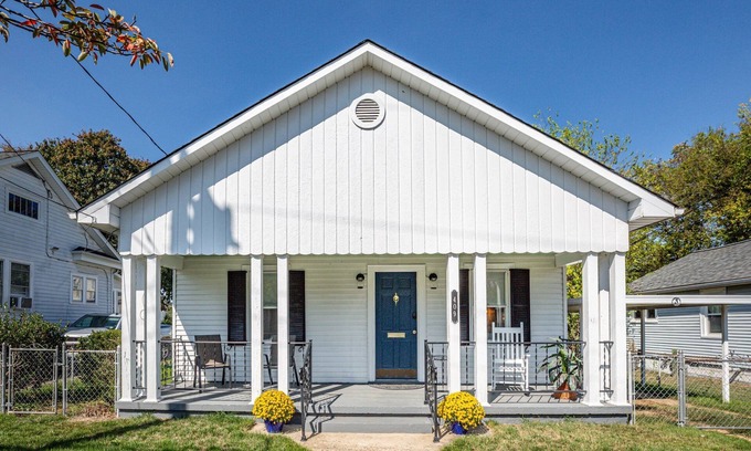 Fredericksburg House | Cozy bungalow near old town Fredericksburg close to restaurants, parks & more!