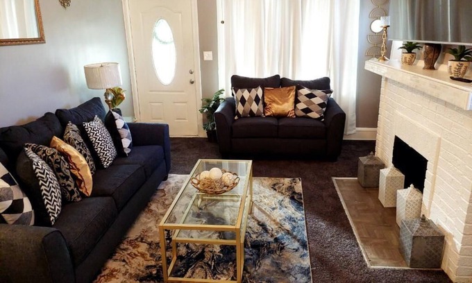 Euclid House | Cozy Bungalow Near Lake and downtown