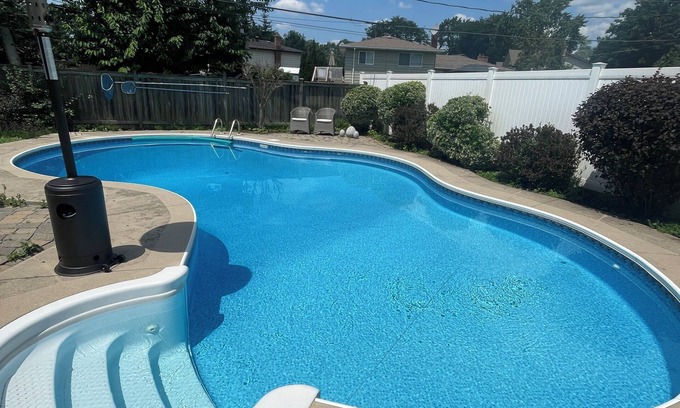 Burlington House | Cozy Bungalow with a Pool