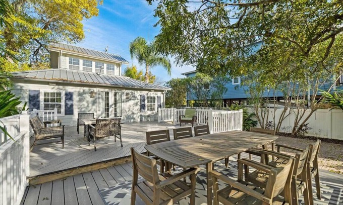 Clear Lake Shores House | Cozy Bungalow with Deck, Near Kemah Boardwalk