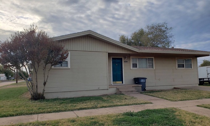 Chalk House | Cozy Bunkhouse in Paducah,Texas. Pet Friendly!
