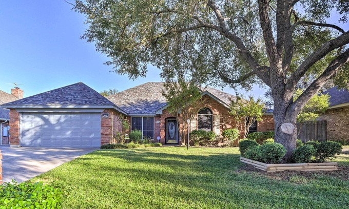 Burleson House | Cozy Burleson Retreat ~ 16 Mi to Fort Worth!
