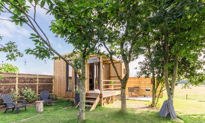 Aigrefeuille-sur-Maine Cottage | Cozy Cabin with Private Pool & Garden Views in Nantais Vineyard, Near Nantes