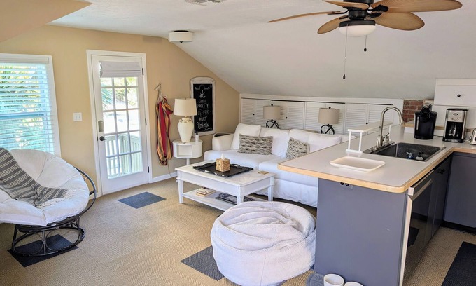 Sarasota House | Cozy Cabana .walk to the beach and St Armand's Circle!