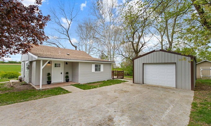 Womelsdorf Cabin | Cozy Cabin/2 queen beds/Loft - 2 beds/Country Side - Central location