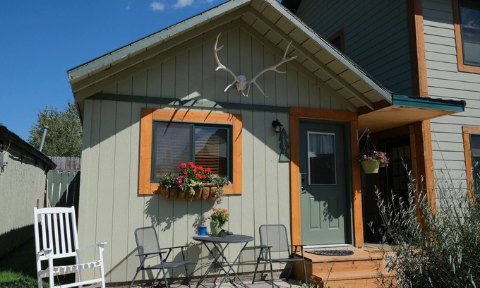 Cooke City-Silver Gate Cabin | Cozy Cabin 4 Miles to YNP and 20 Minutes from the Lamar Valley!